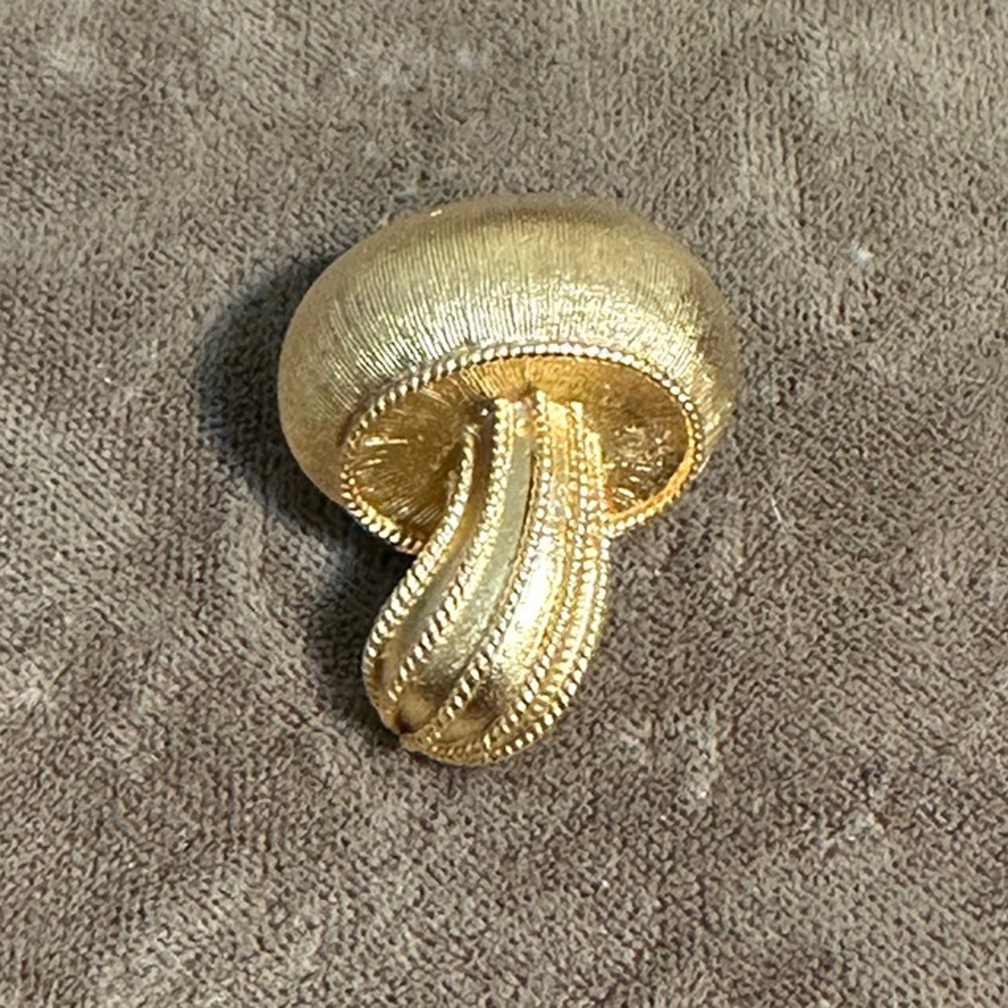 Vintage Crown Trifari Brushed Goldtone Petite Mushroom Pin