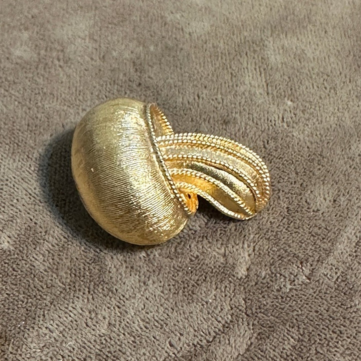 Vintage Crown Trifari Brushed Goldtone Petite Mushroom Pin